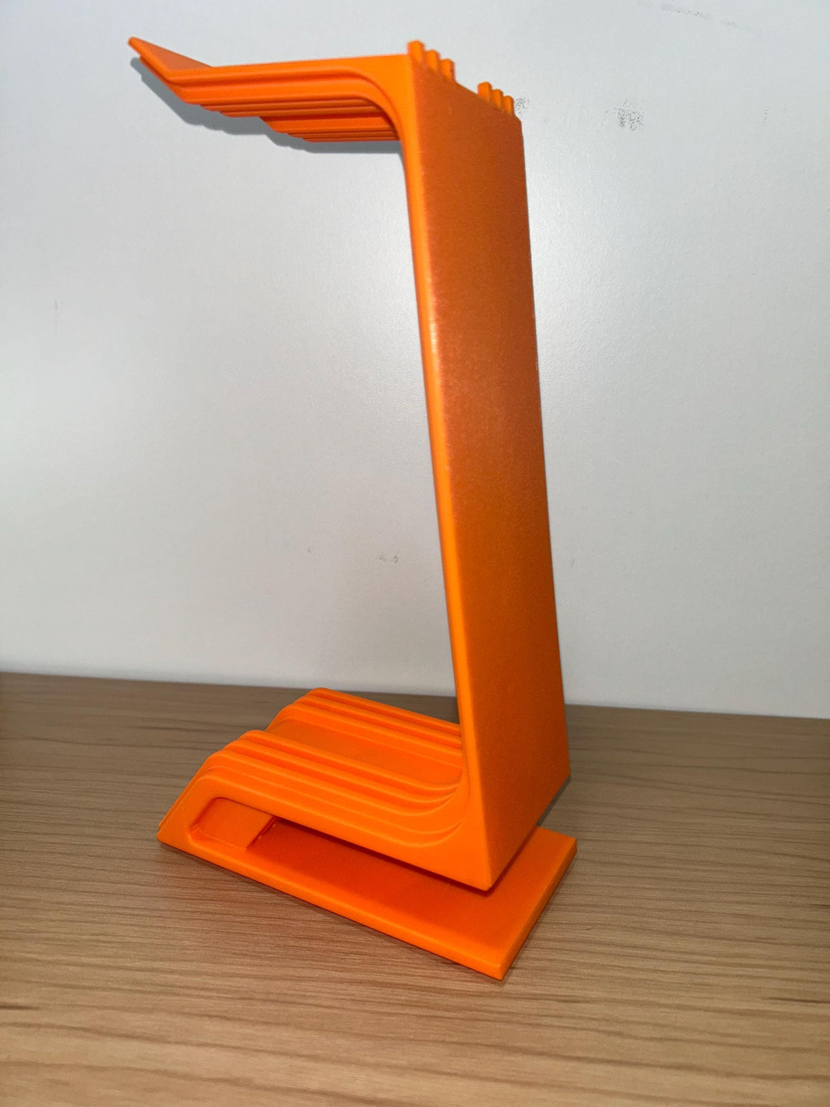 Modern 3D Printed Headset Stand – Minimalist Gaming Headphone Holder for Desk Organization (NEW VERSION)