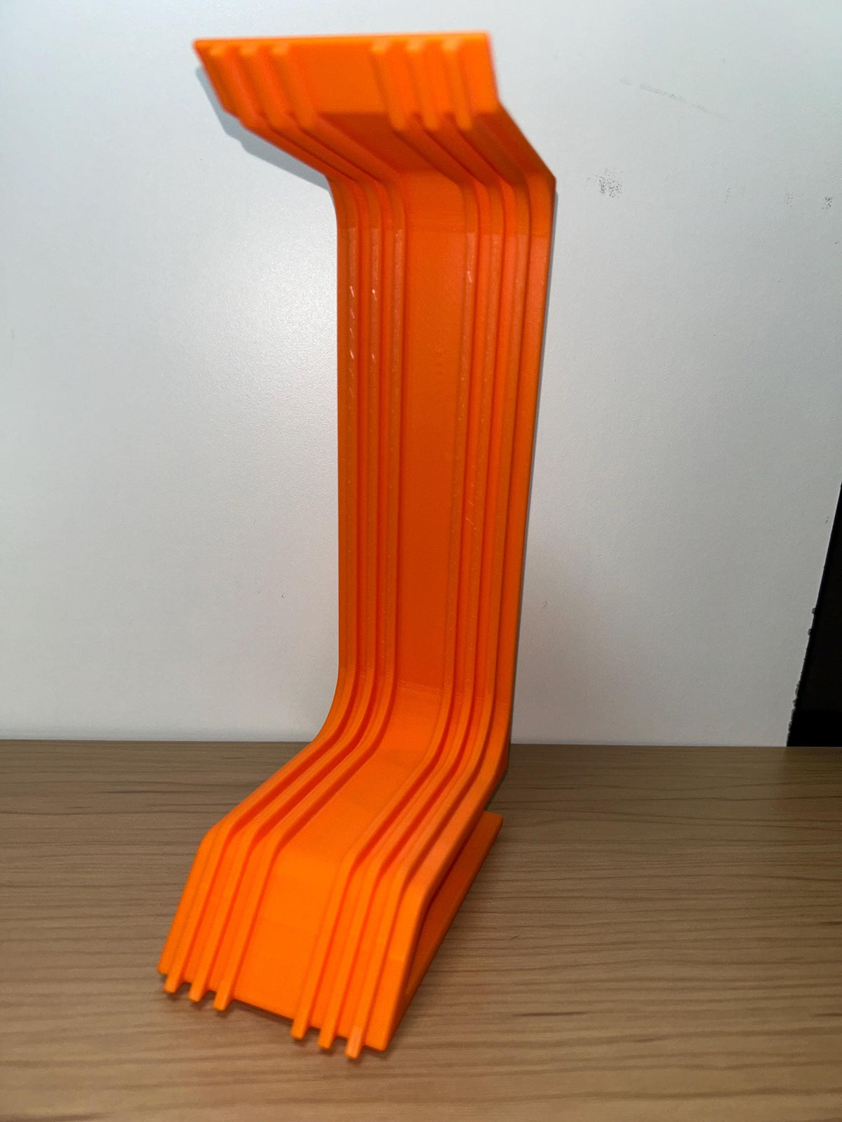 Modern 3D Printed Headset Stand – Minimalist Gaming Headphone Holder for Desk Organization (NEW VERSION)