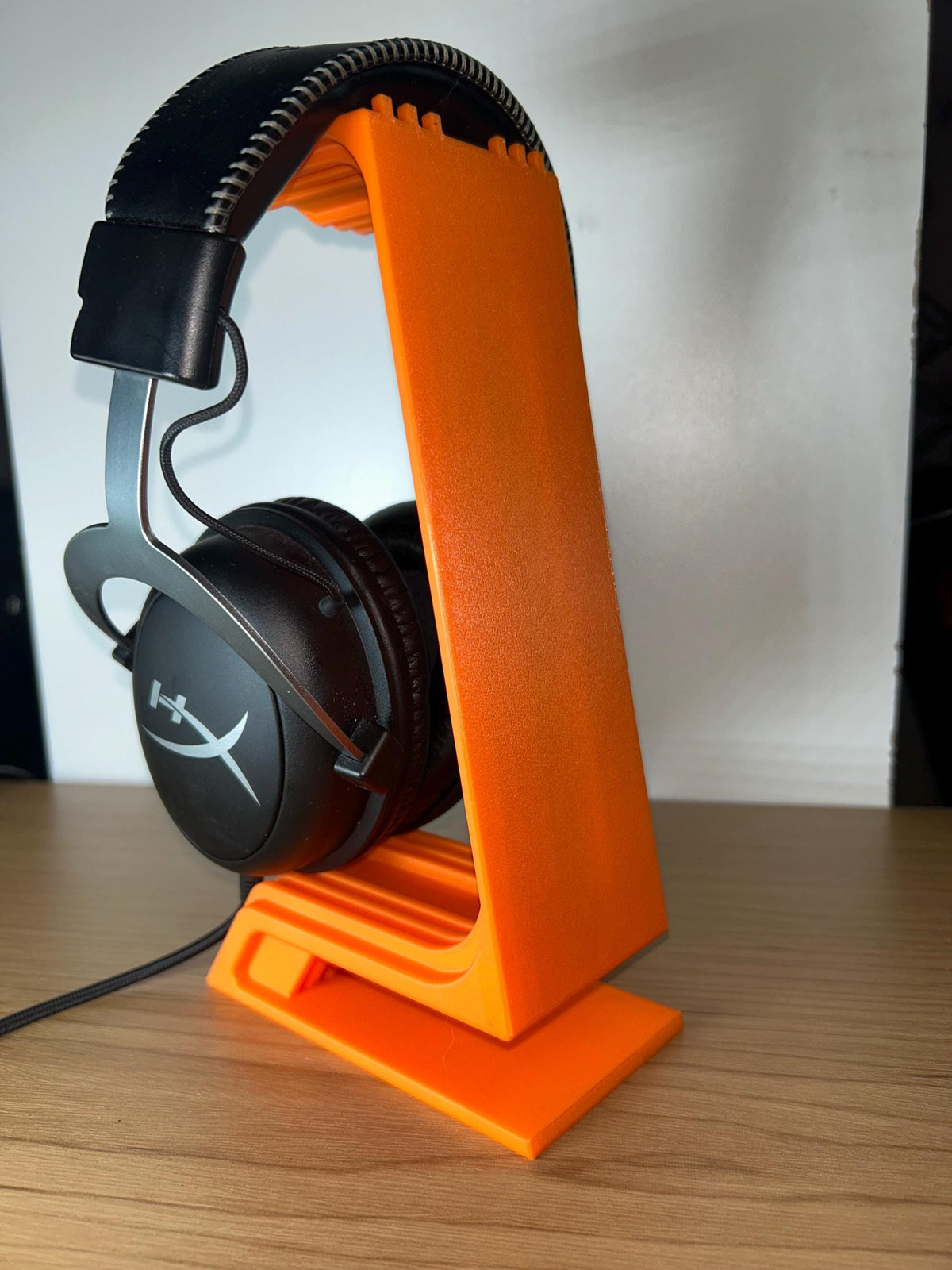 Modern 3D Printed Headset Stand – Minimalist Gaming Headphone Holder for Desk Organization (NEW VERSION)