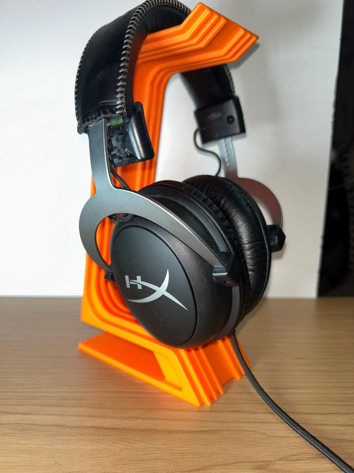 Modern 3D Printed Headset Stand – Minimalist Gaming Headphone Holder for Desk Organization (NEW VERSION)